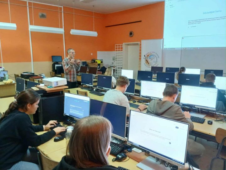 A MINŐSÉGI DIGITÁLIS OKTATÁSÉRT: ISKOLÁNK DIÁKJAI A DIGITÁLIS ADATOK ÉS TESZTEK VILÁGÁBAN.